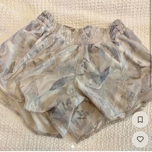 Lululmeon Shorts 2.5”